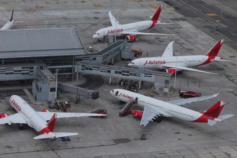 Una vista aérea muestra aviones de la aerolínea colombiana Avianca estacionados en el Aeropuerto Internacional El Dorado en Bogotá, Colombia