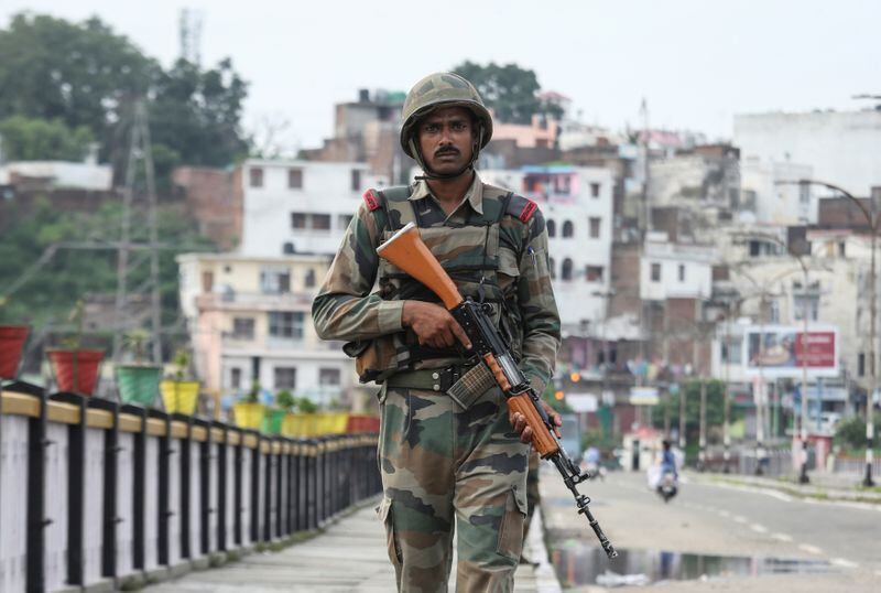 Imagen de archivo de un soldado indio patrullando en Jammu, India. 5 agosto 2019. REUTERS/Mukesh Gupta
