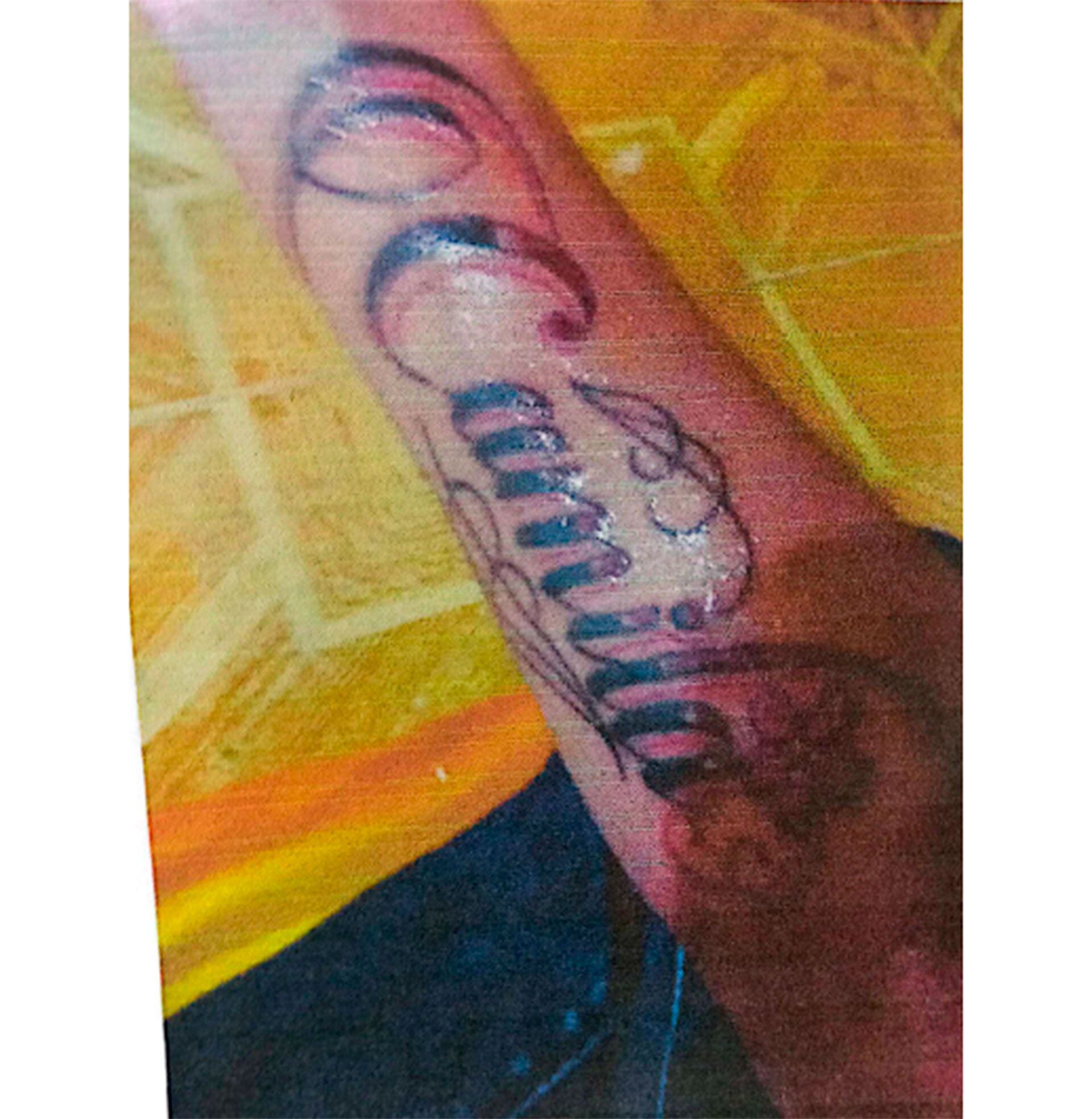 El tatuaje en el brazo del joven venezolano