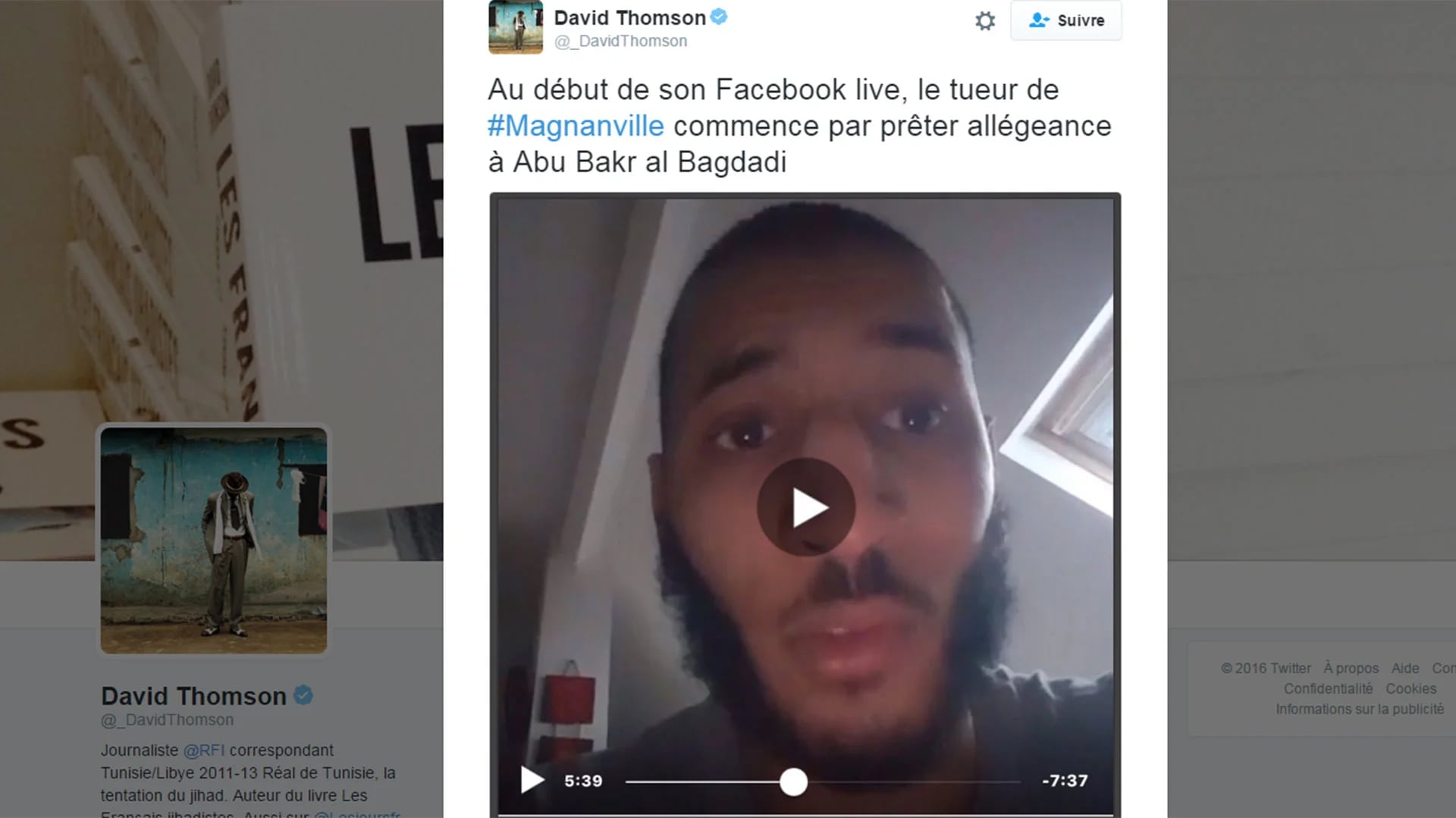 Ésta es una copia de pantalla del video que el terrorista Larossi Abballa difundió en Facebook Live, según reportó el periodista David Thomson en su cuenta de Twitter