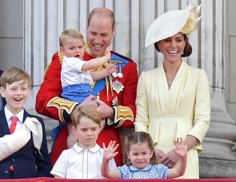 El hijo mayor de Carlos y tercero en la sucesión al trono, el príncipe William, y su esposa, la duquesa de Cambridge, Kate, junto a sus hijos, los príncipes Louis, George y Charlotte (Daniel Leal-Olivas/ AFP)