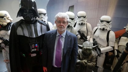 George Lucas rodeado de Darth Vader y una legión de Stormtroopers