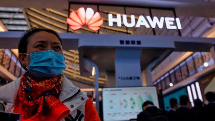Una mujer que visita una exposición de Huawei denominada "Luz de Internet", durante la Conferencia Mundial de Internet en Wuzhen, China, en noviembre pasado (EFE)