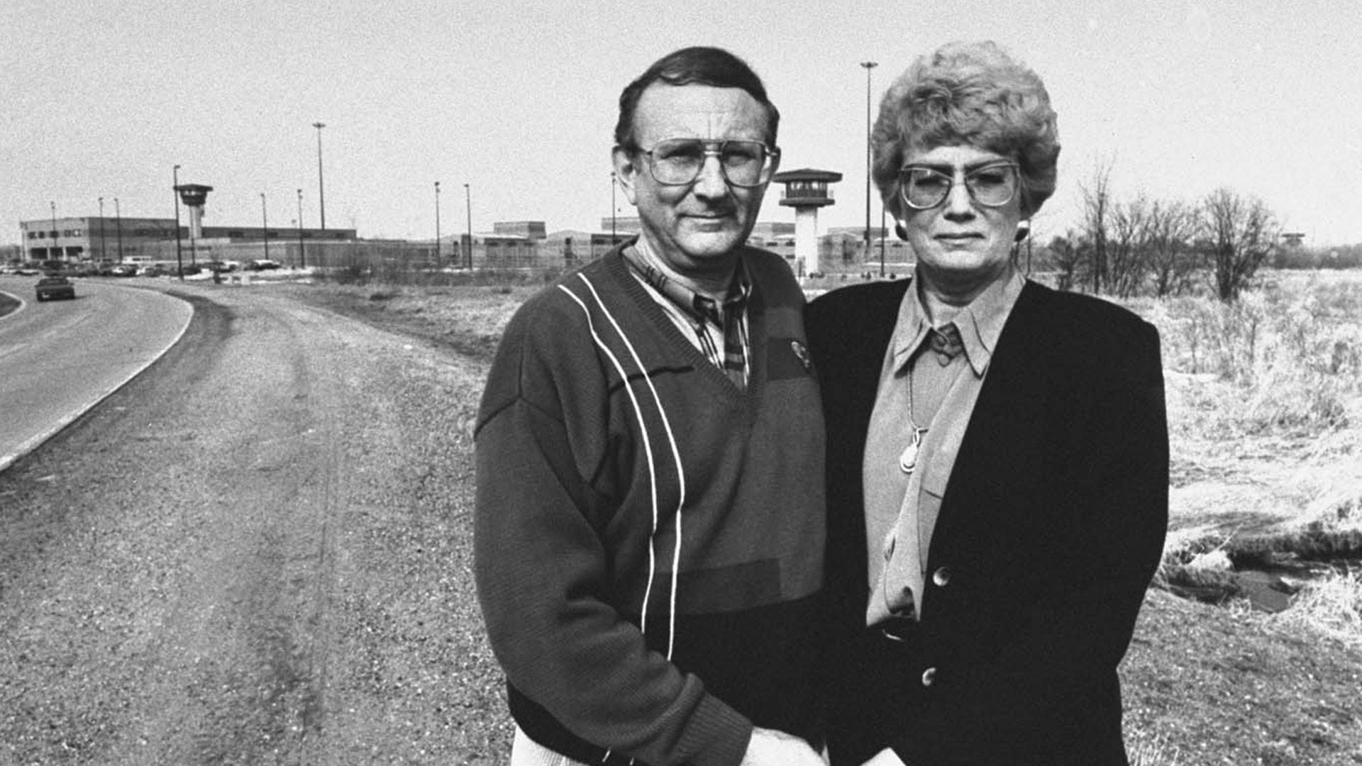 Lionel Dahmer, padre del asesino serial Jeffrey Dahmer, y su segunda esposa Shari en la puerta del Instituto Correccional de Columbia donde su hijo estaba detenido (Steve Kagan/Getty Images)
