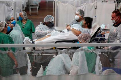 Trabajadores de la salud atienden a pacientes en tratamiento por la Covid-19, en el Hospital Municipal de Campaña Pedro Dell Antonia, en la ciudad de Santo André, en el estado de Sao Paulo, Brasil (EFE/ Sebastiao Moreira)
