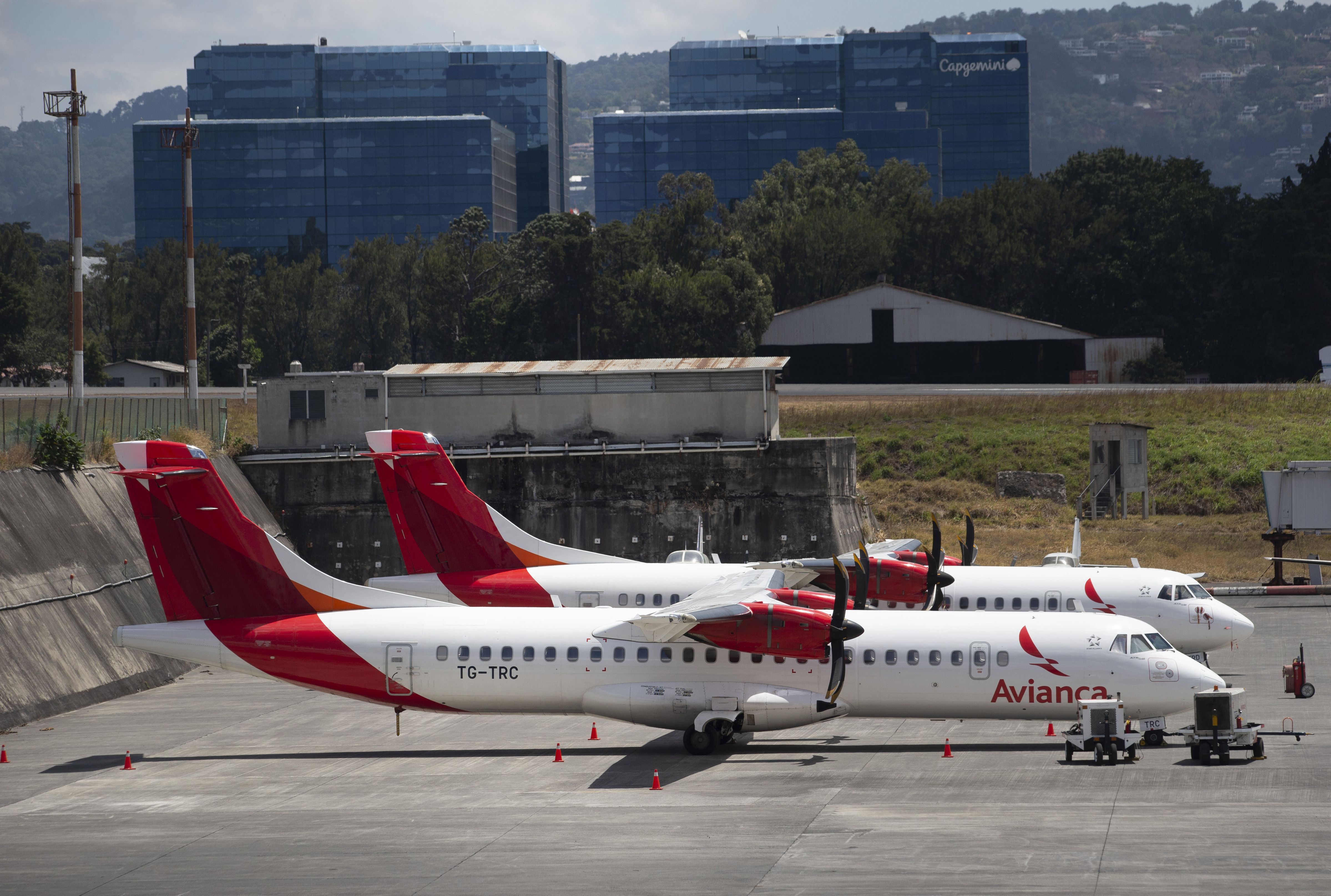 ARCHIVO - En esta foto de archivo del 17 de marzo de 2020, aviones de la aerolínea Avianca estacionados en el aeropuerto La Aurora en Ciudad de Guatemala. (AP Foto/Moisés Castillo, Archivo)