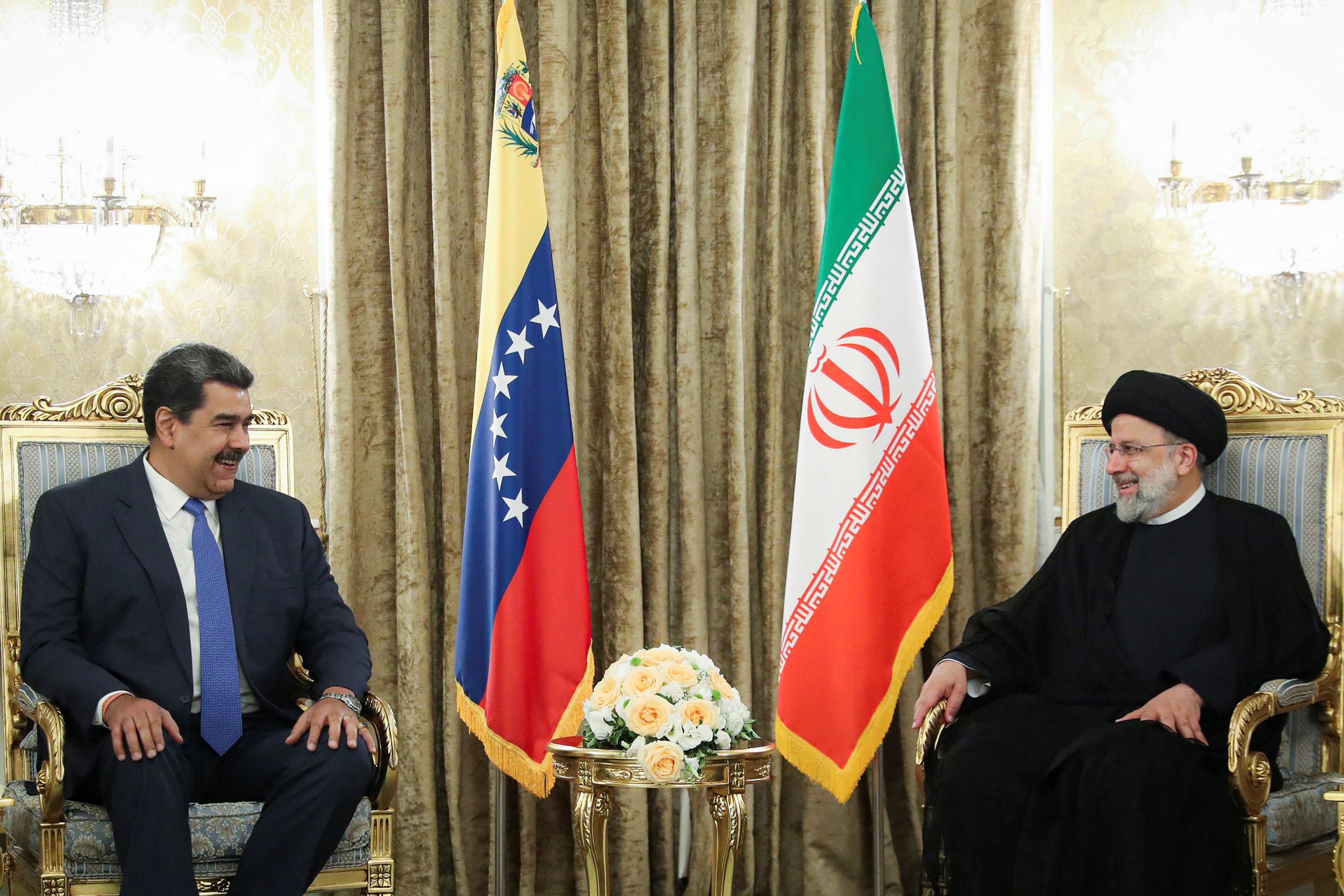 Nicolás Maduro junto al iraní Ebrahim Raisi (Reuters)