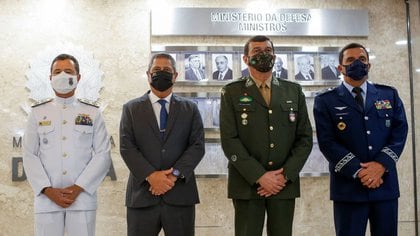 El ministro de Defensa de Brasil, Walter Souza Braga Netto, presenta a los nuevos jefes militares de las Fuerzas Armadas, el comandante de la Armada, almirante Almir Garnier, el comandante del Ejército, general Paulo Sergio, y el comandante de la Fuerza Aérea, brigadier Carlos de Almeida Baptista Jr., en Brasilia (REUTERS/Adriano Machado)