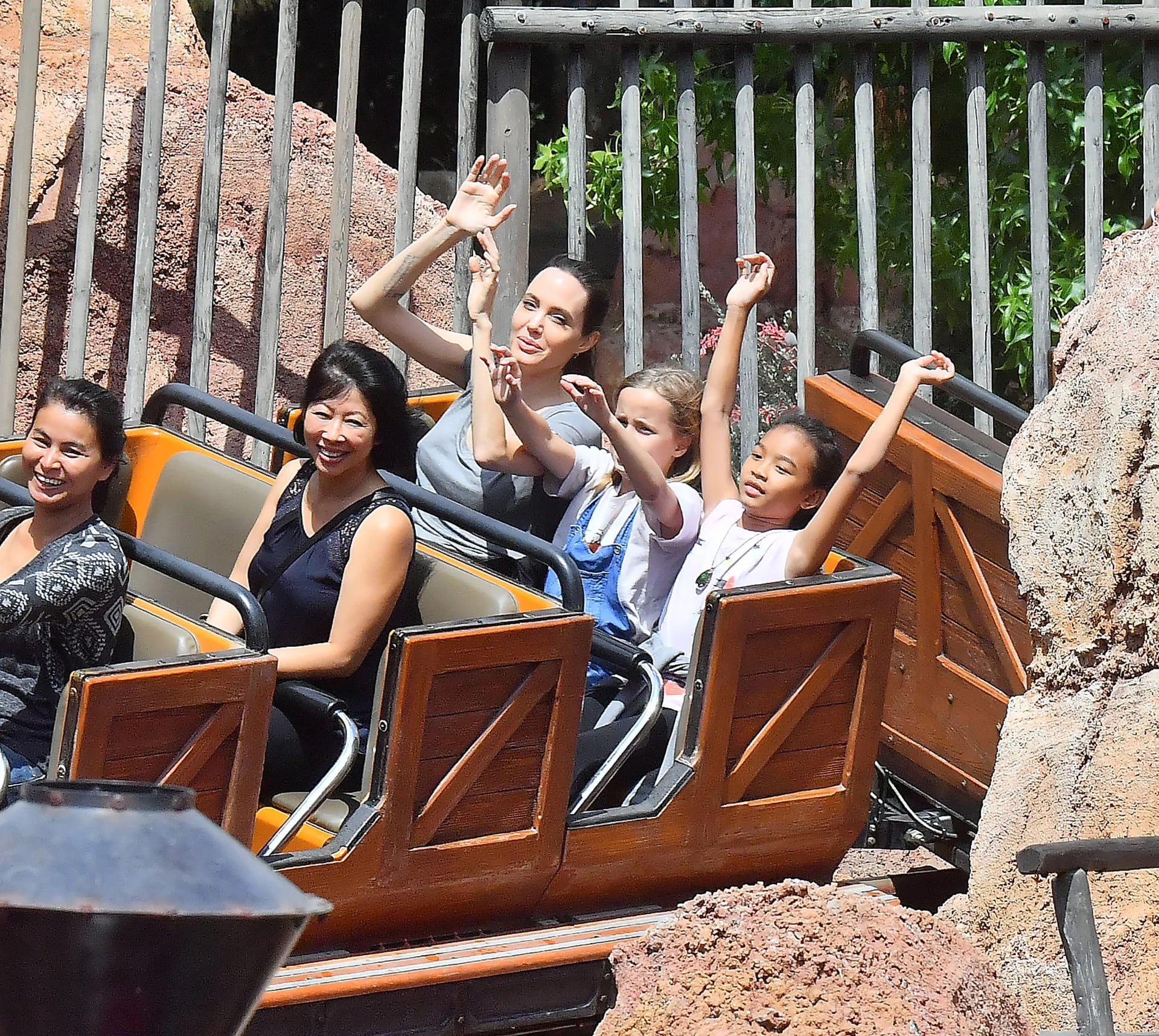 Angelina Jolie y sus hijos fueron a Disneylandia el viernes para celebrar el 11º cumpleaños de Shiloh