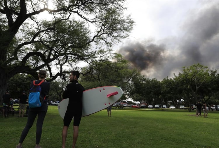 Vecinos y pobladores de Honolulu se acercaron a la tranquila zona donde ocurrieron los crímenes (AP)