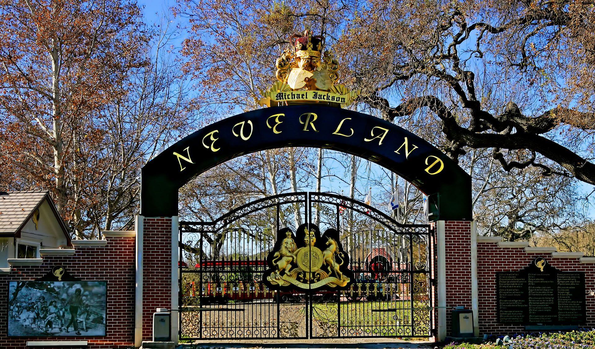 La entrada de Neverland. Michael Jackson vivió allí hasta 2005. La vendió en noviembre de 2008, unos meses antes de su muerte (Foto: AP)