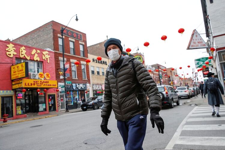 Un hombre usa máscaras en el barrio chino de Chicago luego del brote del nuevo coronavirus, 30 de enero de 2020. (REUTERS / Kamil Krzaczynski)