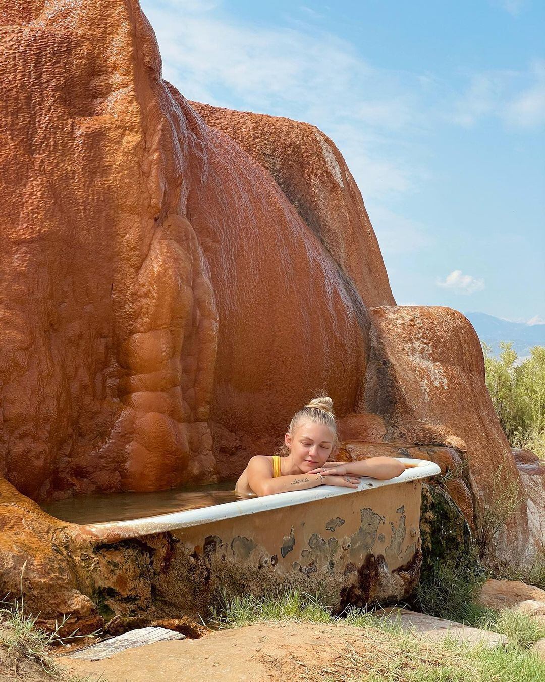 Petito visitando los parques nacionales Mystic Hot Springs (Instagram)