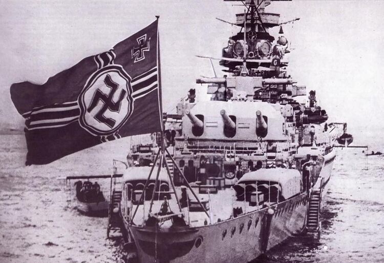El “Admiral Graf Spee”, con su bandera desplegada