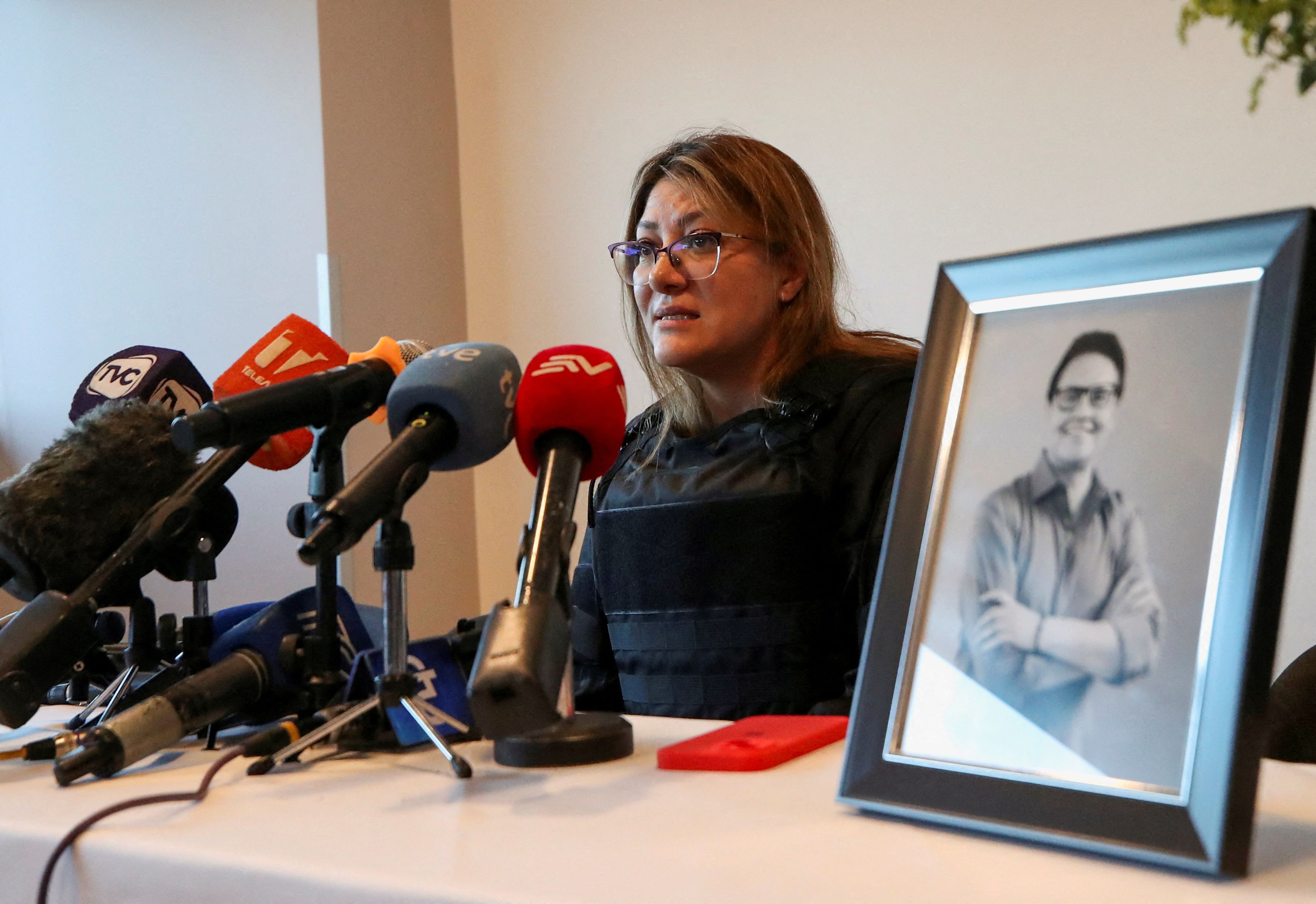 Verónica Sarauz, viuda de Fernando Villavicencio, en una conferencia de prensa en Quito  (REUTERS/Henry Romero)