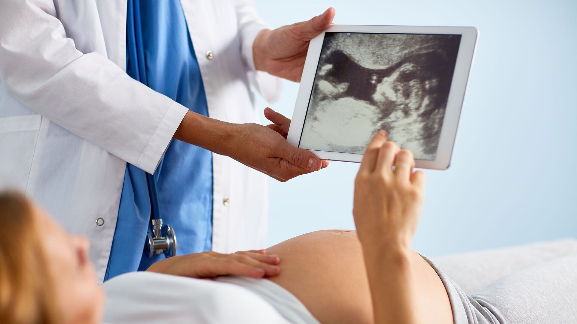 El examen de translucencia nucal se realiza en la semana 12 de embarazo y permite evaluar el riesgo para síndrome de Down y otros problemas genéticos en el bebé (Getty)