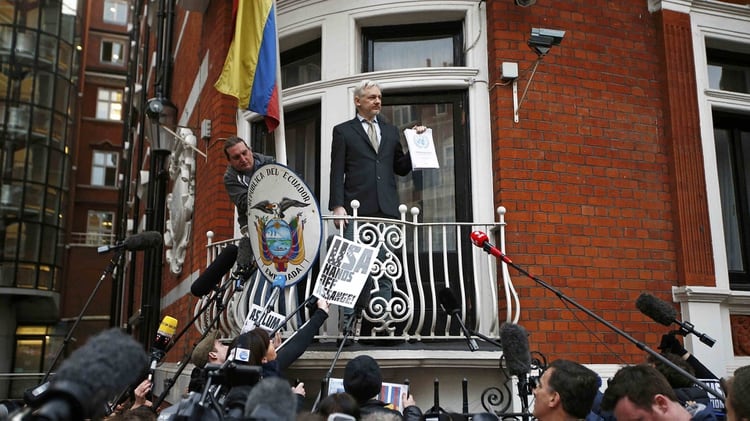 Julian Assange en el balcón de la embajada ecuatoriana en Londres, durante sus usuales apariciones ante la prensa durante su estadía allí (Reuters)