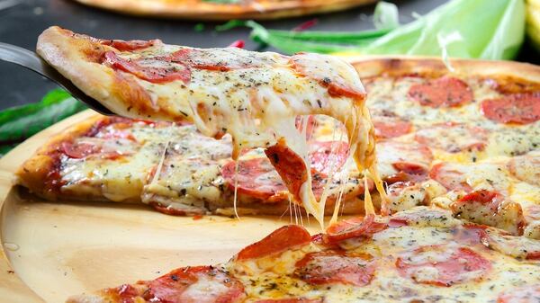 La pizza en porciones por su propia naturaleza invita a la reunión y al encuentro: cada porción es para un comensal e implica compartir.  (Getty)