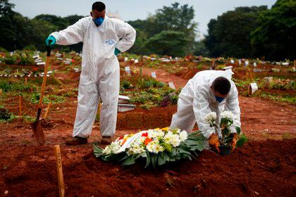 El miércoles Brasil superó las 300.000 muertes por COVID-19 (EFE/Fernando Bizerra Jr./Archivo)
