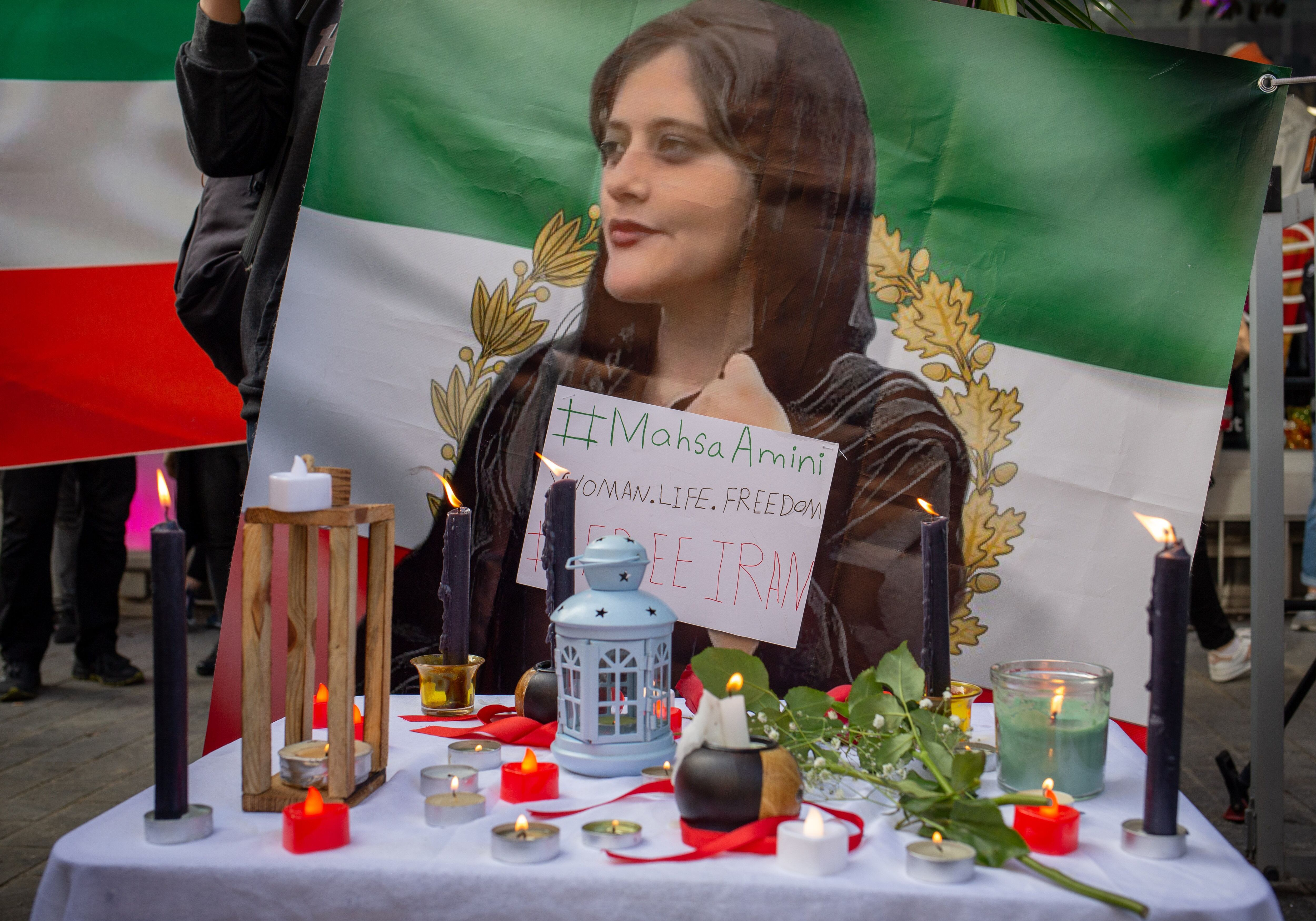 Protesta de ciudadanos iraníes frente al consulado de Irán en la ciudad de Estambul, en Turquía, por la muerte bajo custodia de Mahsa Amini, detenida en Teherán por supuestamente llevar mal puesto el velo. Europa Press/Contacto/Tolga Ildun
