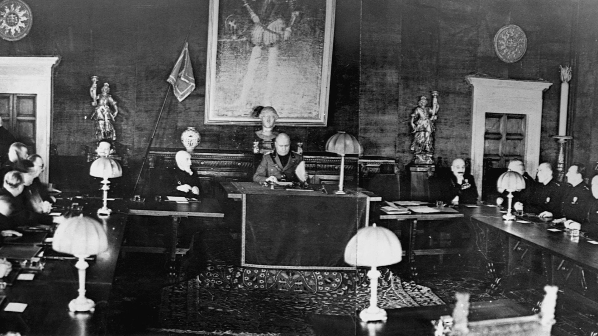 La reunión del Gran Consejo Fascista el 24 de julio de 1943, donde Mussolini fue destituido. A la izquierda, de barba, Dino Grandi, el dirigente que lo enfrentó (CORBIS/Corbis via Getty Images)