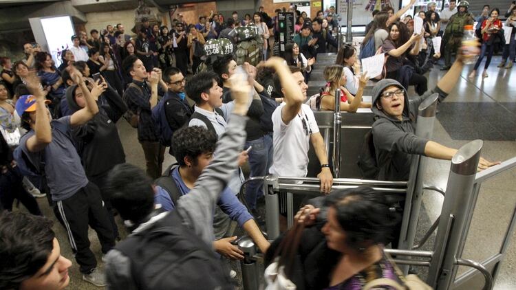 Evasión masiva en el metro de Santiago (Reuters)