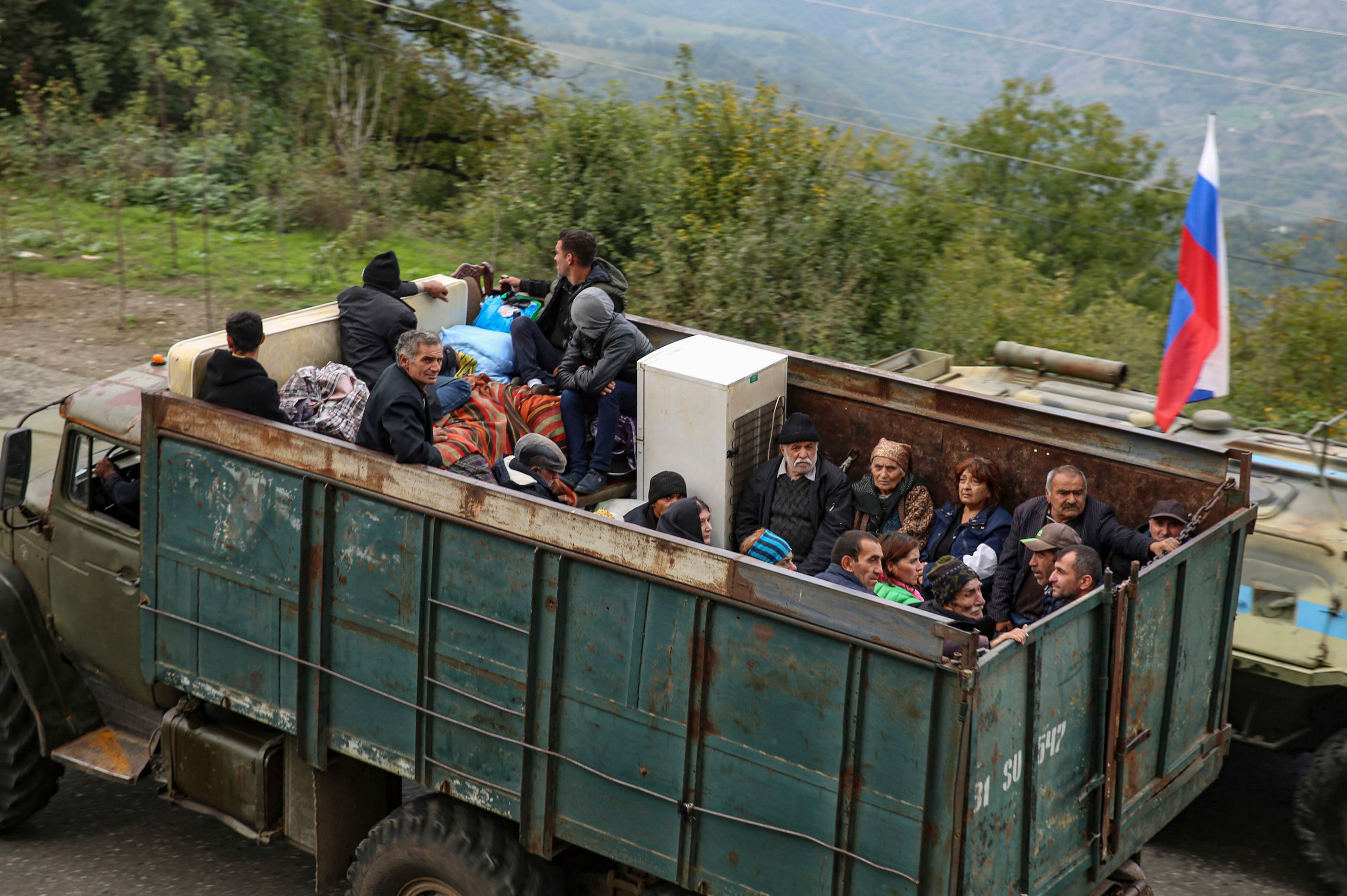 Armenios huyendo en un camión del enclave de Nagorno Karabaj el 26 de septiembre de 2023 (EFE/Roman Ismayilov)