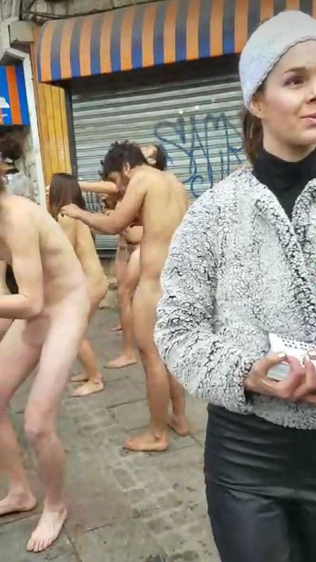 Un Grupo De Hombres Y Mujeres Se Desnudó En El Centro De Bariloche Para