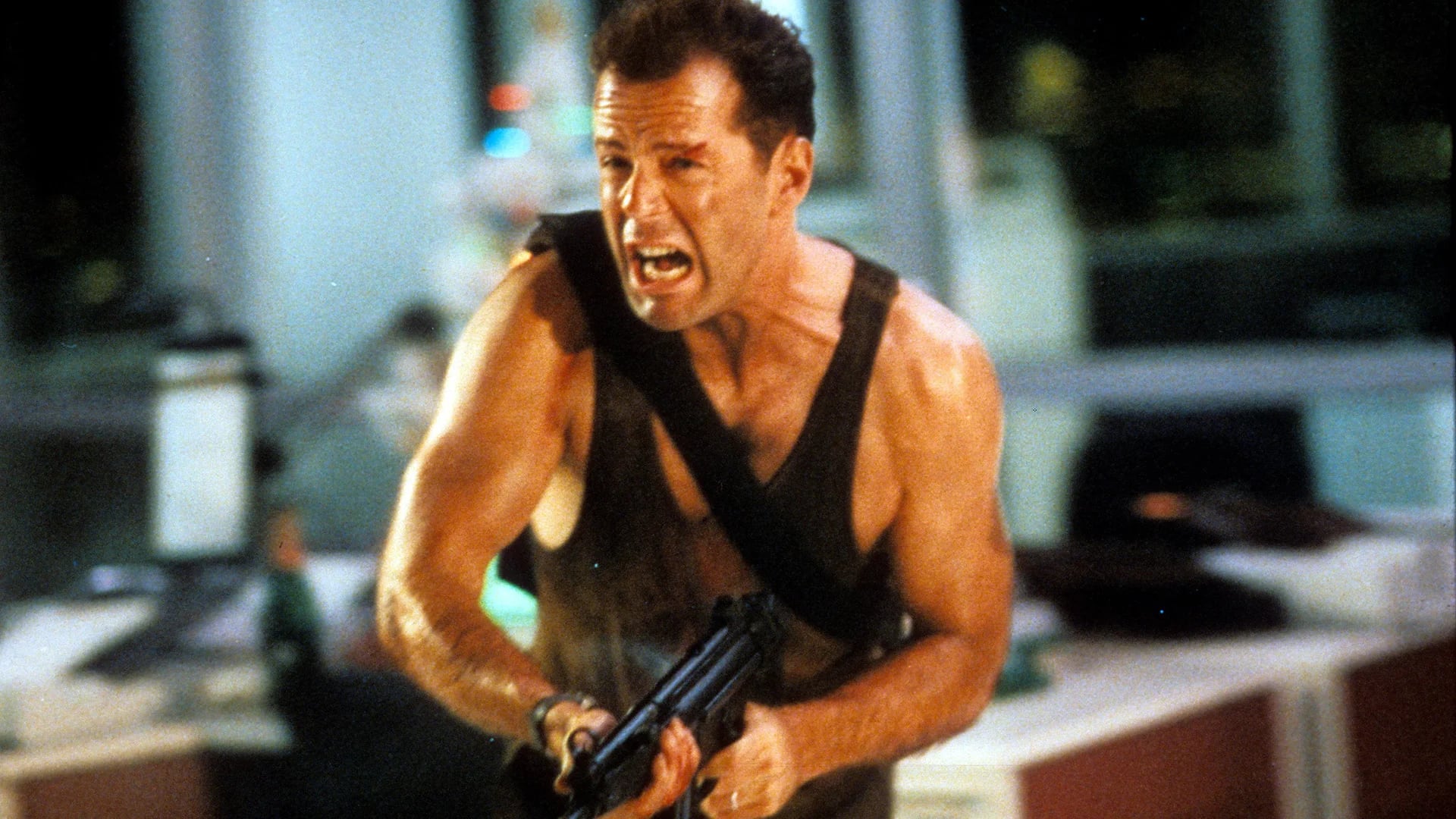 Bruce Willis corriendo con arma automática en una escena de la película Duro de matar', 1988. (Photo by 20th Century-Fox/Getty Images)