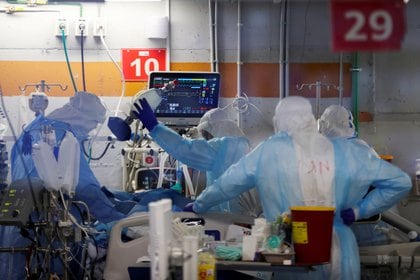 Si bien la mortalidad ha disminuido, preocupan las nuevas cepas del virus -  REUTERS/Ronen Zvulun/ File Photo