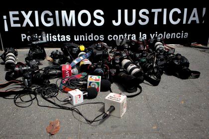 México sigue siendo uno de los países más peligrosos para la prensa, con al menos cinco reporteros asesinados en represalia por su trabajo en 2020 (EFE/Esteban Biba/Archivo) 