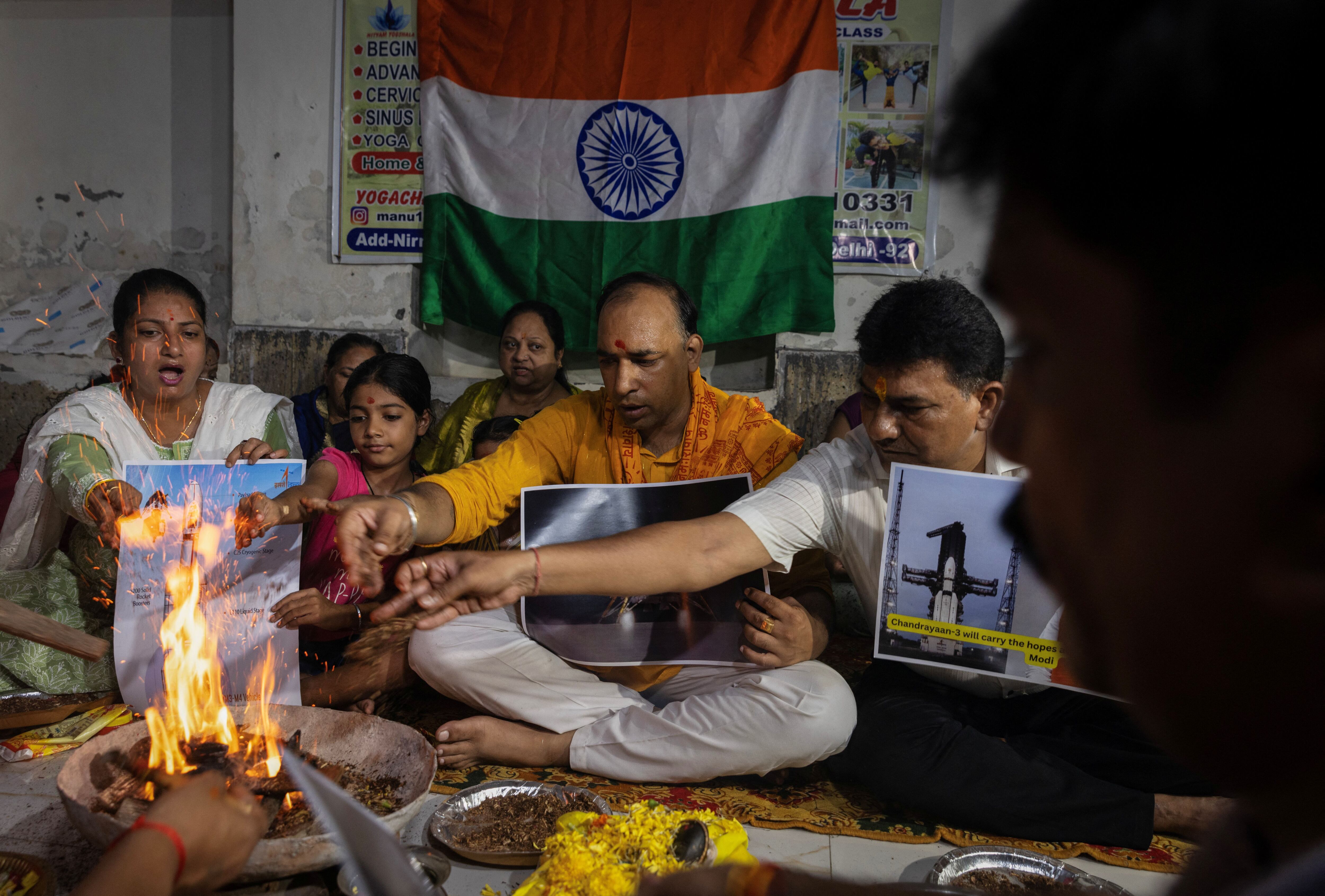 Varias personas realizan un "havan" (ritual hindú tradicional con fuego) como parte de una oración especial por el aterrizaje seguro de la nave espacial Chandrayaan-3 en la Luna, en Nueva Delhi, India, el 23 de agosto de 2023. REUTERS/Adnan Abidi