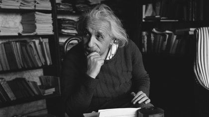 Aunque parece que Einstein afirmó haber leído el libro de Lugones el mismo año en que se publicó, Hurtado cree que pudo haber sido una cortesía o un cumplido a uno de sus prestigiosos anfitriones argentinos.