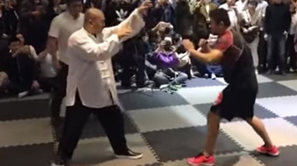 Wei Lei enfrenta a su oponente y exhibe su “estilo de trueno” para repeler sus golpes. Duró 10 segundos