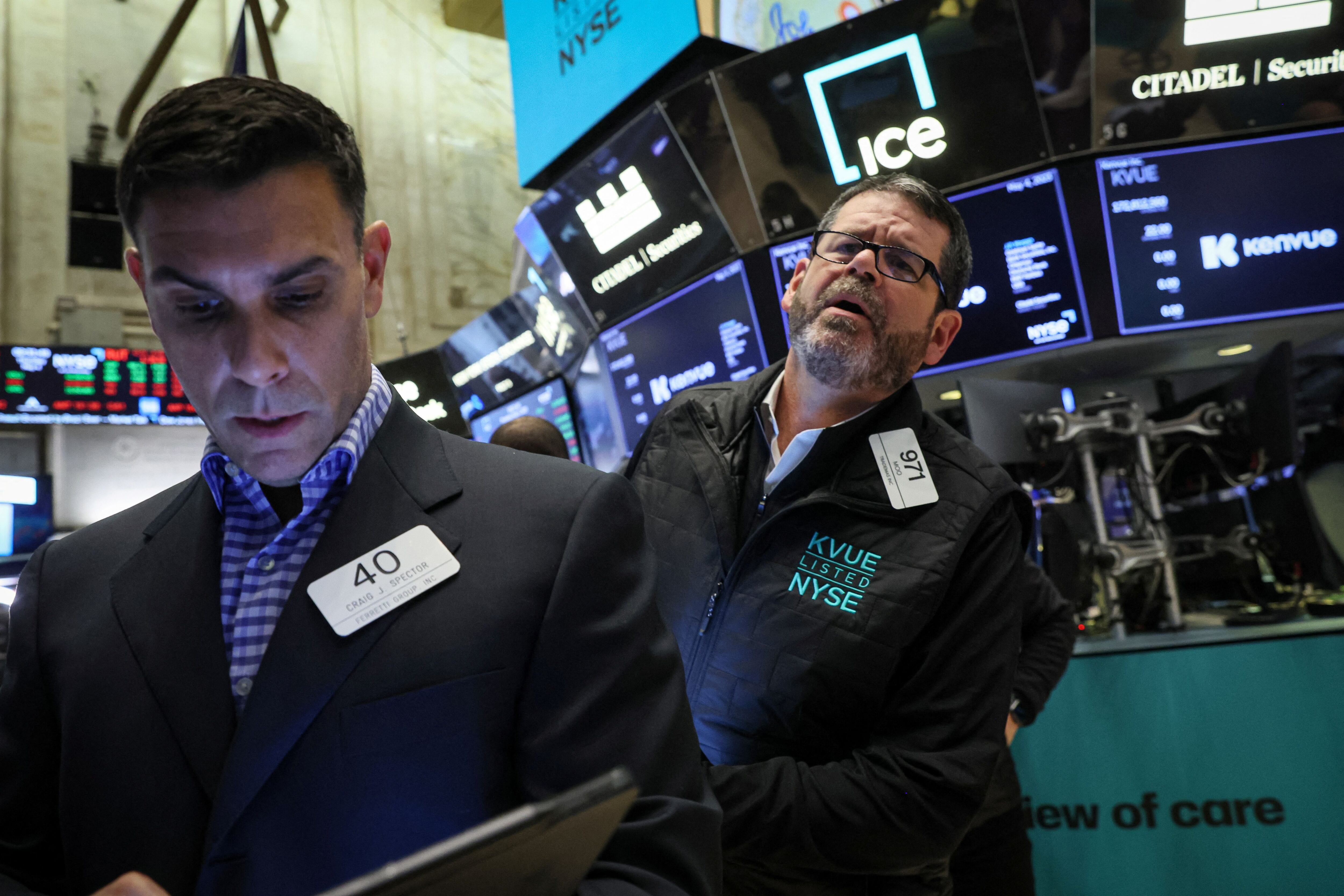 Operadores trabajan este jueves en el parqué de la Bolsa de Nueva York (NYSE) en Nueva York, Estados Unidos.  (REUTERS/Brendan McDermid)