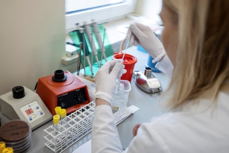 Una bioquímica analiza muestras para saber si son de una persona infectada en Polonia. Agencja Gazeta/Lukasz Cynalewski/via REUTERS 