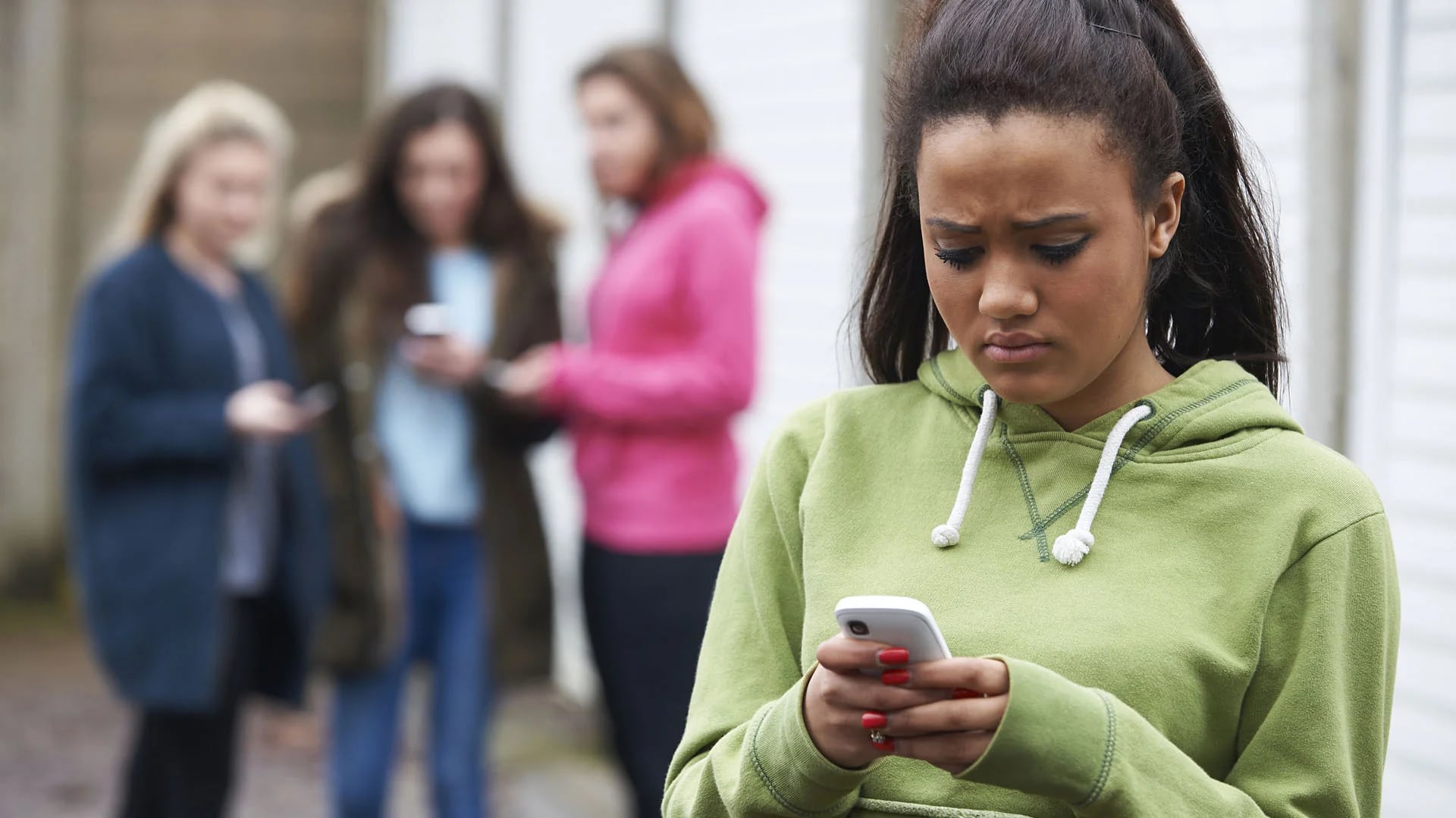 El cyberbullying es una forma de violencia psicológica a través de las herramientas y redes digitales (Shutterstock)