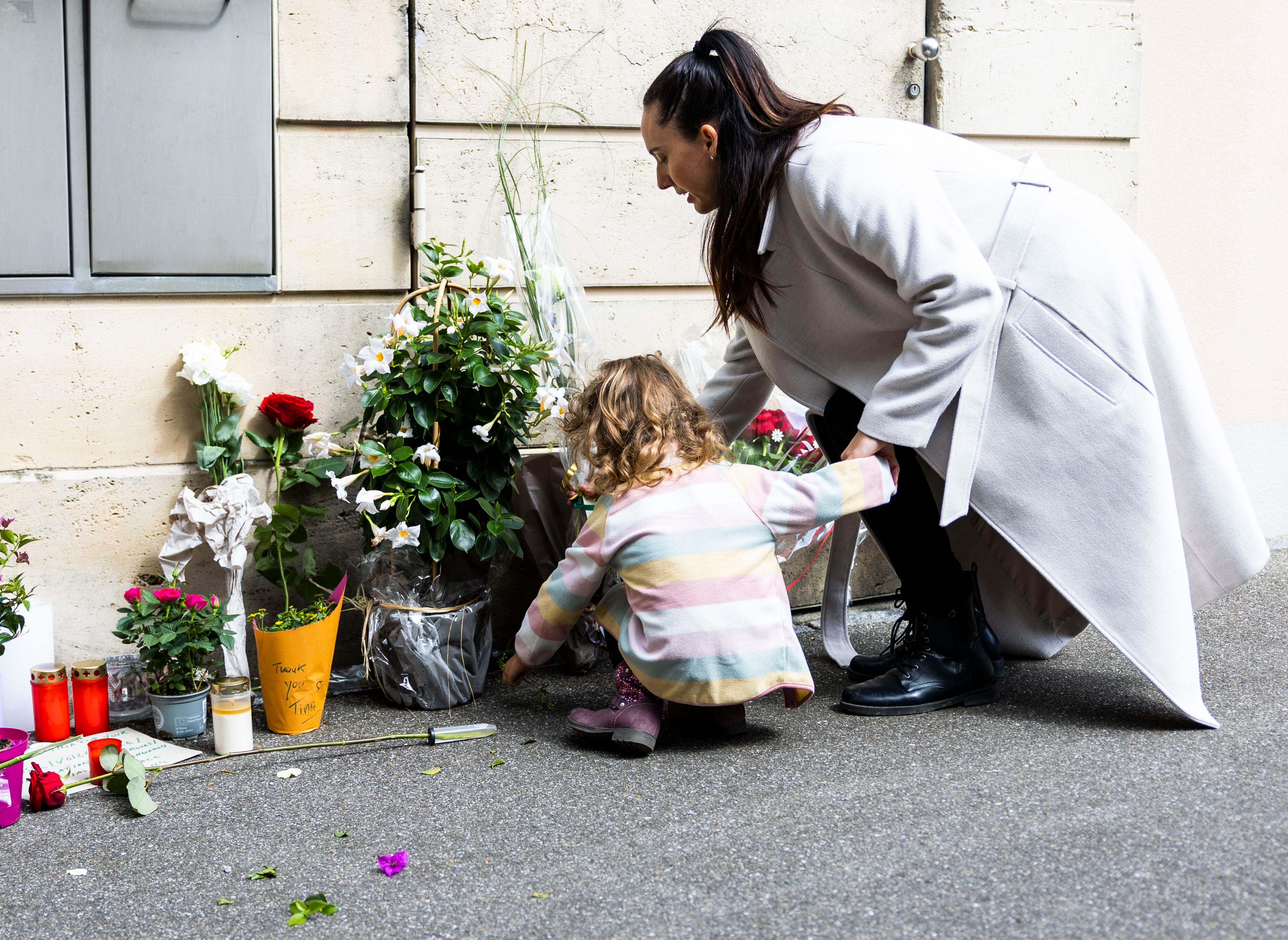 Una madre y su hija colocan flores en la entrada de la villa de la fallecida cantante y actriz Tina Turner en Küsnacht, Suiza, el jueves 25 de mayo de 2023. Turner murió el miércoles 24 de mayo de 2023 tras una larga enfermedad en su casa en Küsnacht cerca de Zúrich, Suiza. Tenía 83 años. (Foto AP/Arnd Wiegmann)