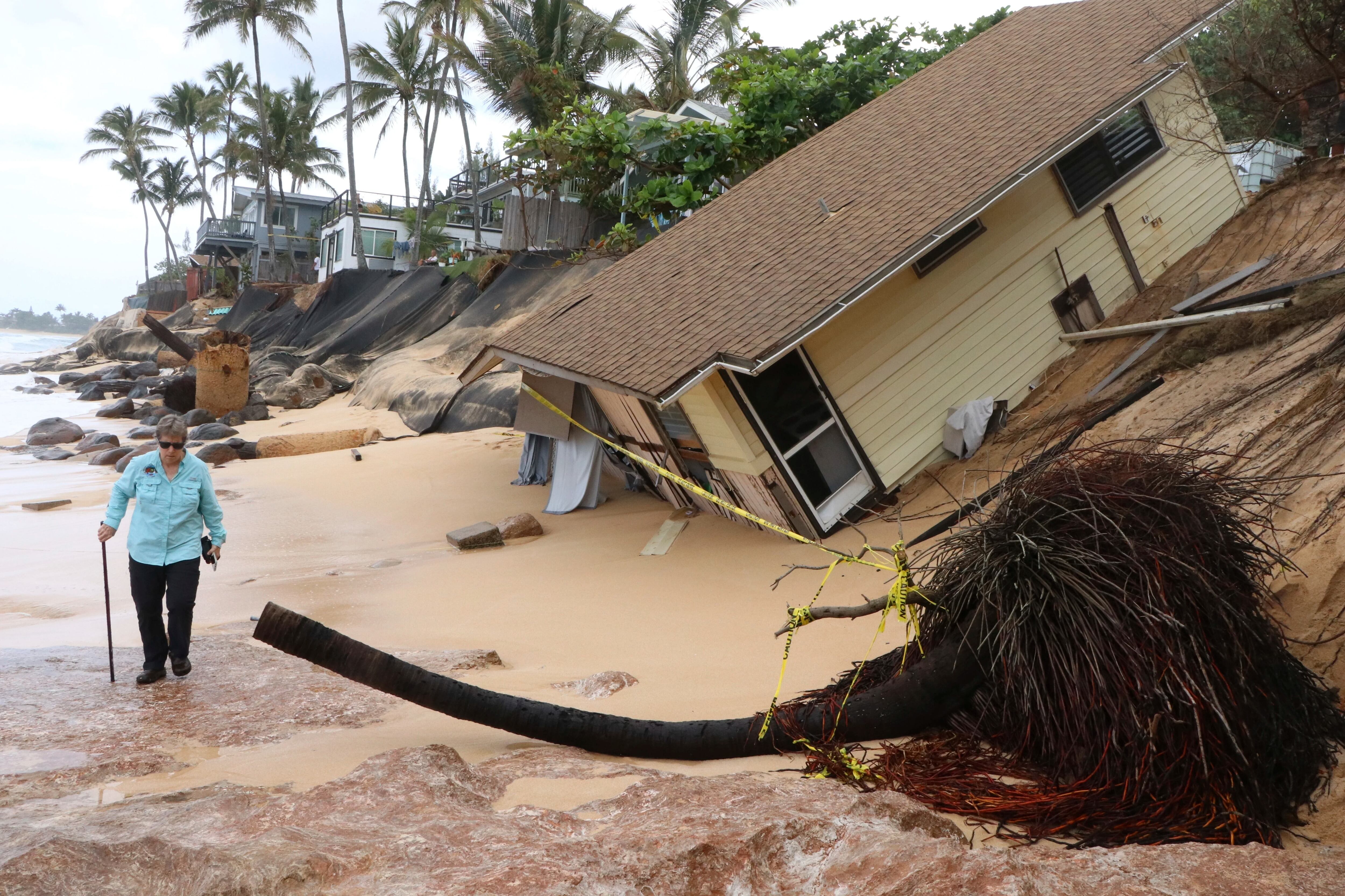 Foto proporcionada por el Departamento de Tierras y Recursos Naturales de Hawai que muestra una casa derrumbada cerca de una playa de Haleiwa, Hawai, el 28 de febrero de 2022. El aumento del nivel del mar y tormentas más intensas están invadiendo las propiedades costeras. Parte de la erosión costera elimina la arena que rodea las fosas sépticas y lleva las aguas residuales hacia el mar. (Dan Dennison/Departamento de Tierras y Recursos Naturales de Hawai vía AP)