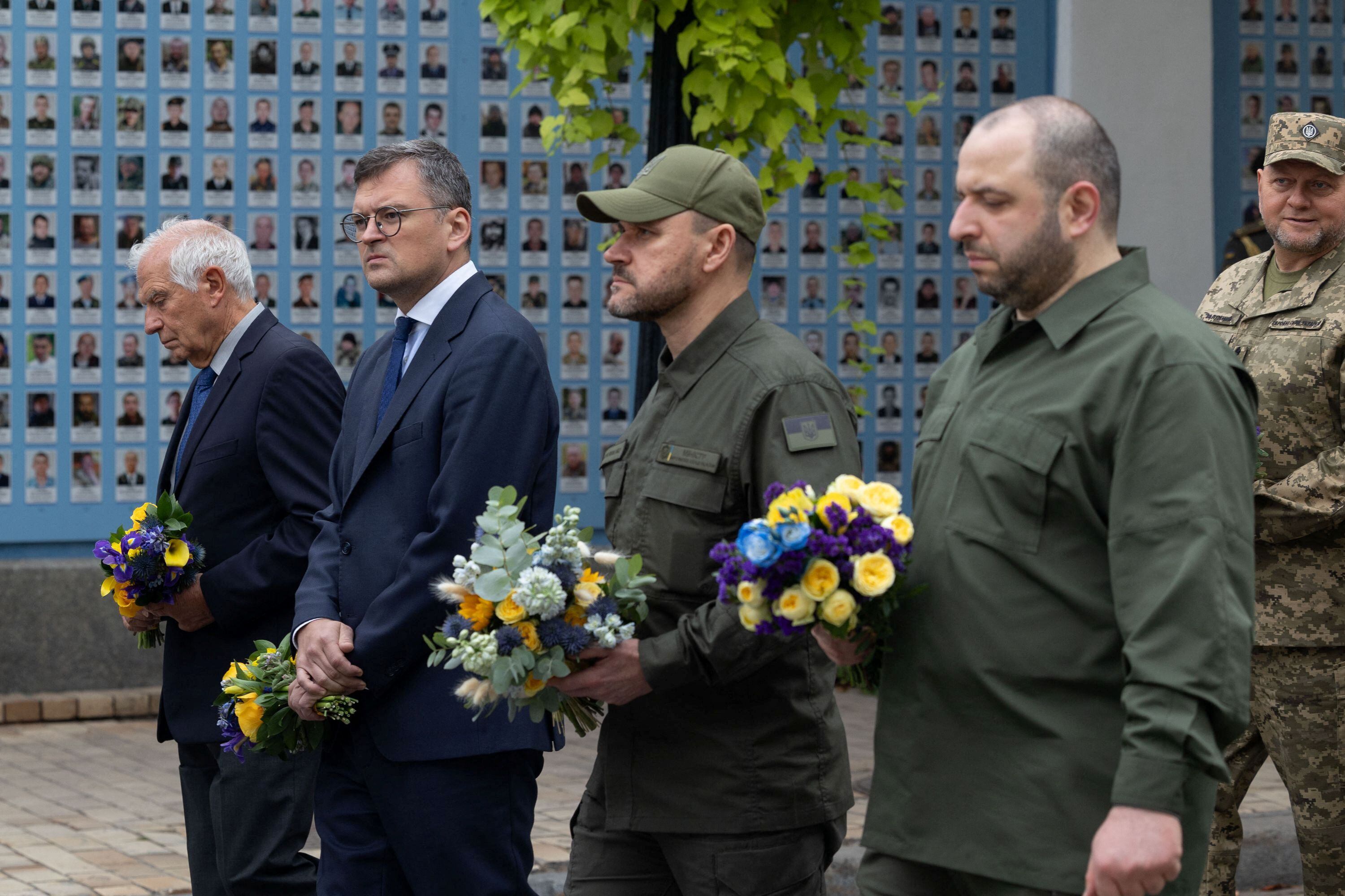 El ministro de Defensa ucraniano Rustem Umerov, el ministro de Interior Ihor Klymenko, el canciller ucraniano Dmytro Kuleba y Josep Borrel frente al muro de los defensores de Ucrania caídos (REUTERS)