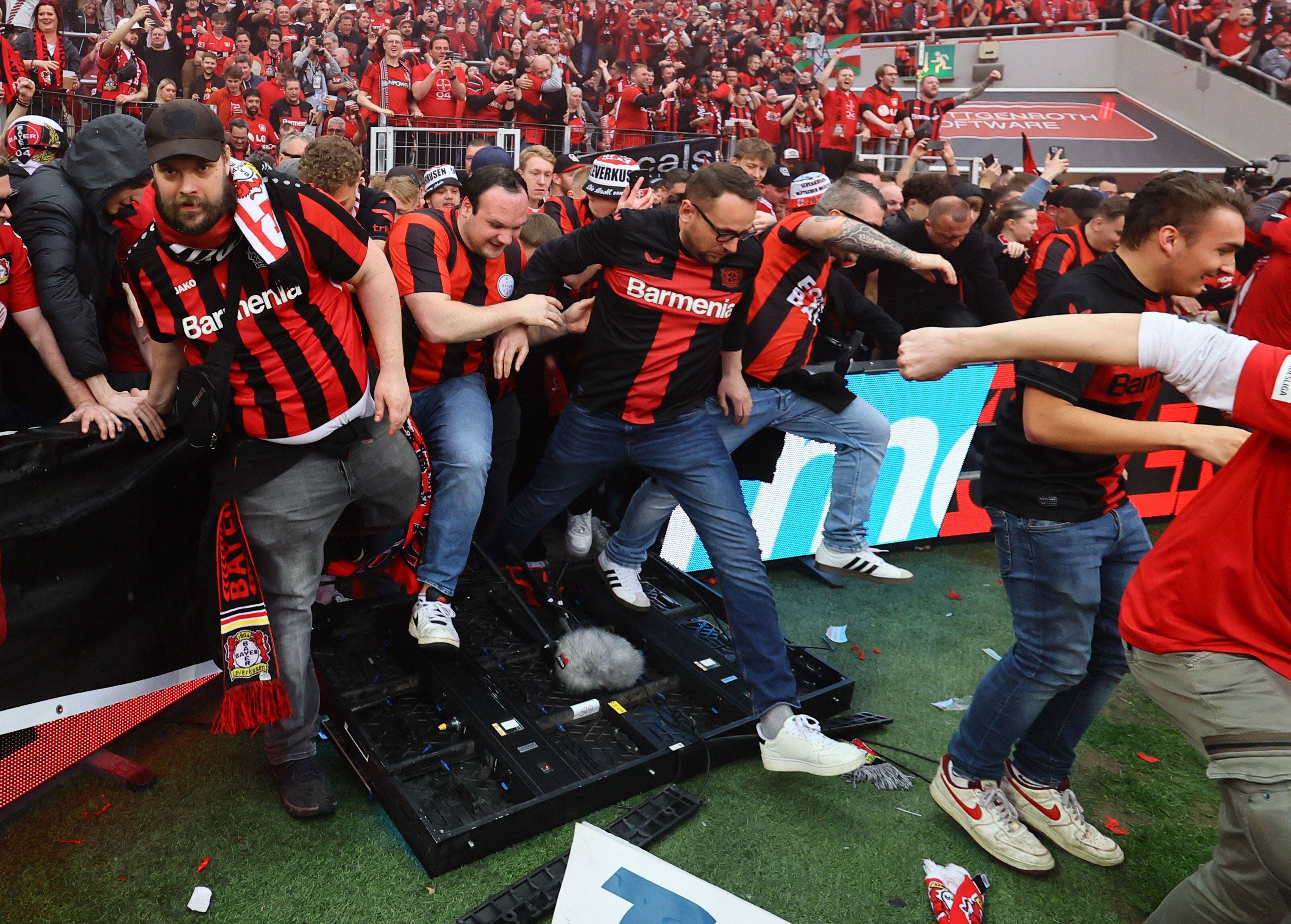 Los hinchas del Leverkusen no pudieron contener la emoción e invadieron la cancha (REUTERS/Wolfgang Rattay)