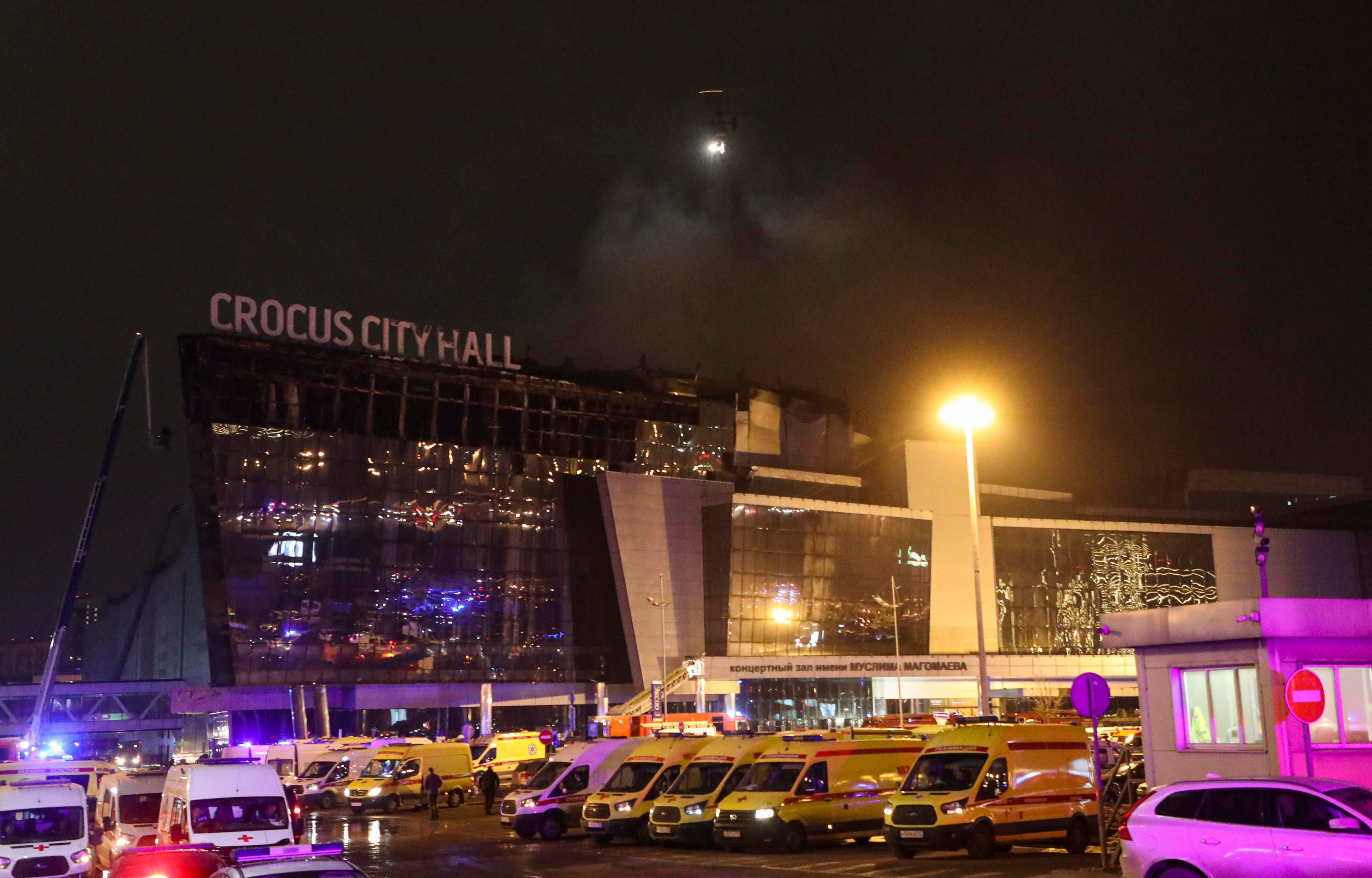 Bomberos rusos en el salón de conciertos Crocus City Hall tras un ataque terrorista (EFE/EPA/MAXIM SHIPENKOV)