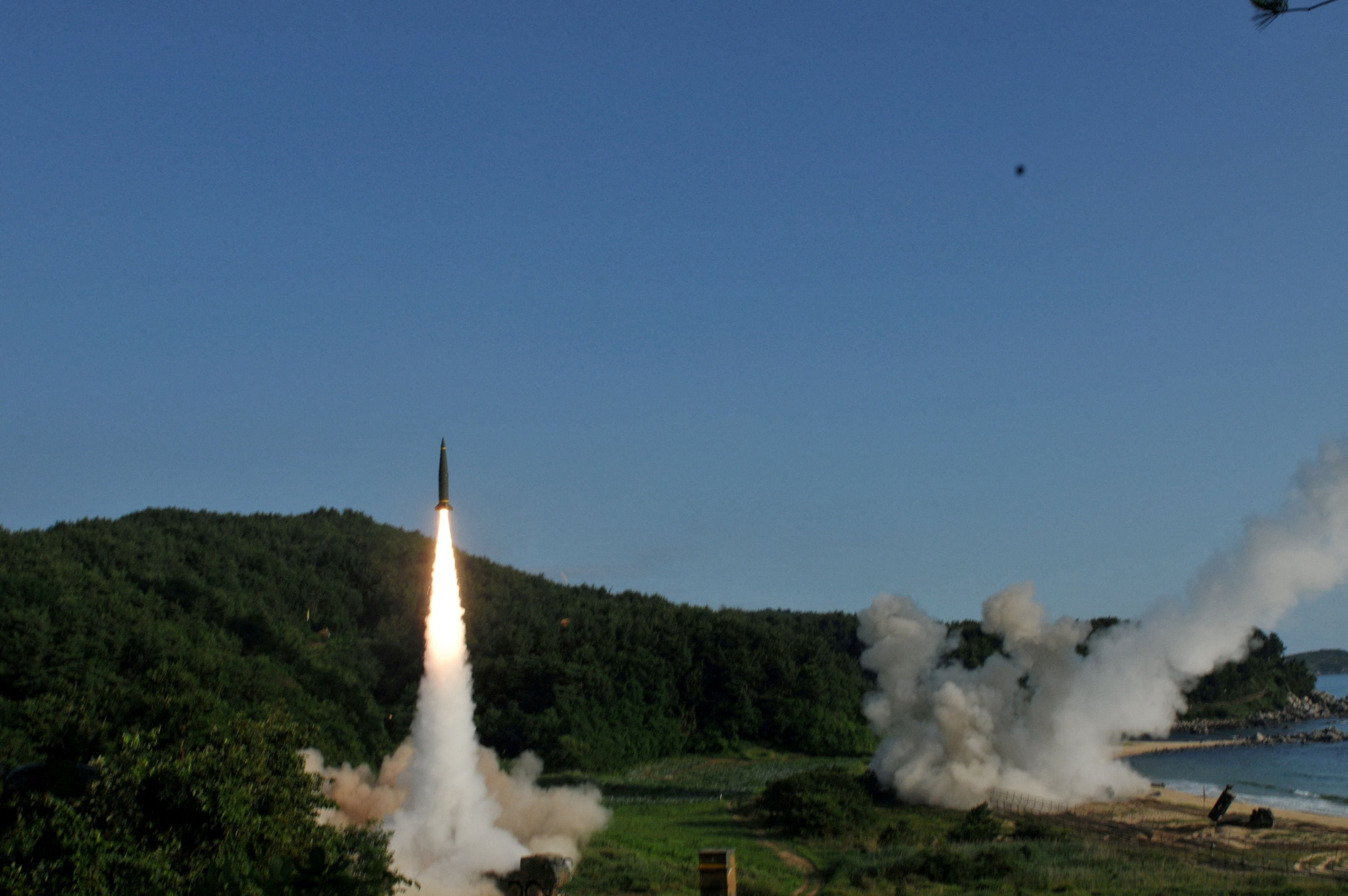 Tropas de Estados Unidos y Corea del Sur que utilizan el Sistema de Misiles Tácticos del Ejército (ATACMS) y el Misil Hyunmoo II de Corea del Sur, disparan misiles hacia las aguas del Mar del Este, frente a Corea del Sur, el 5 de julio de 2017. 8.º Ejército de los Estados Unidos/Folleto vía REUTERS/Foto de archivo