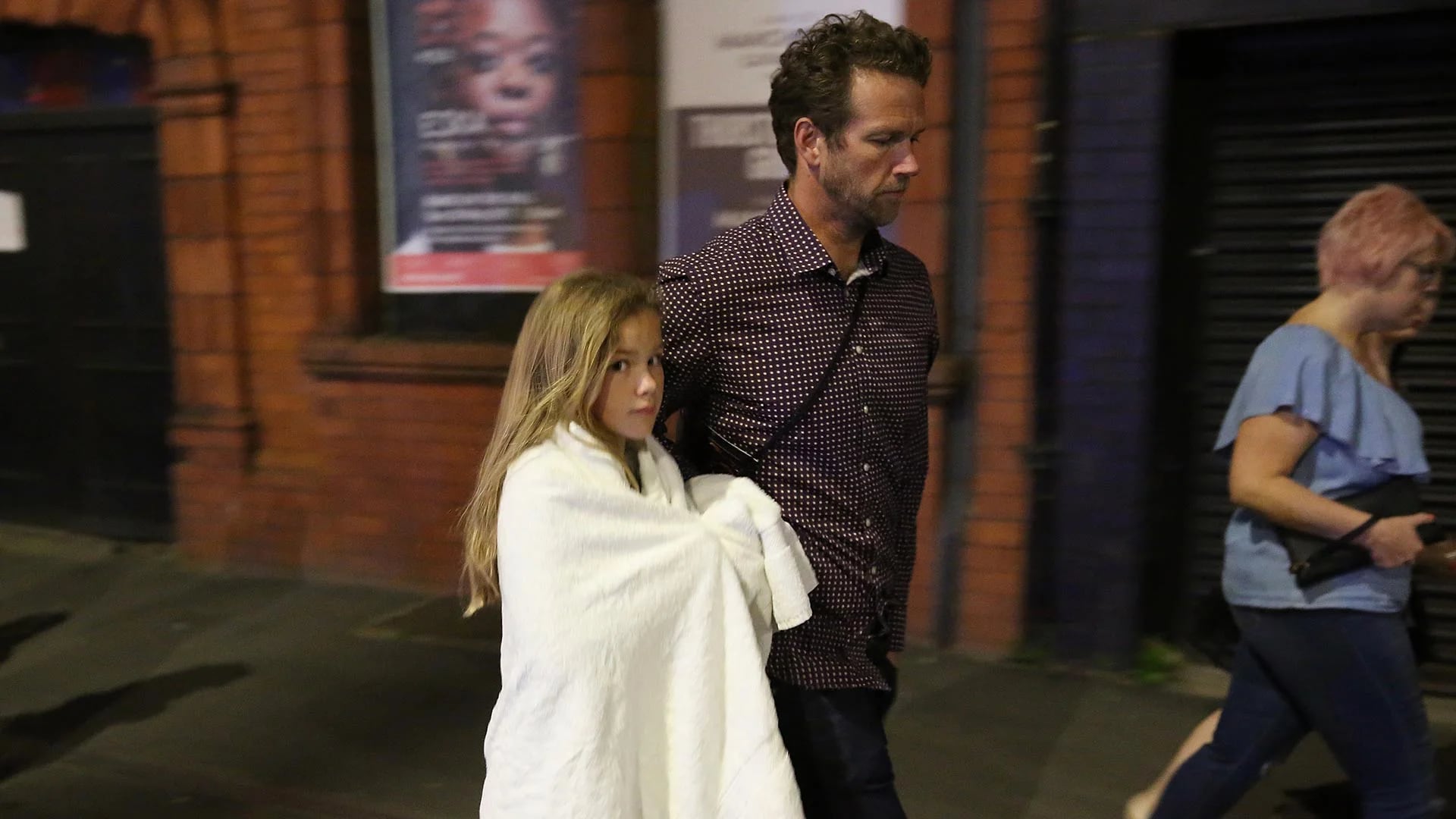 Un padre acompaña a su hija luego de las explosiones en el recital de Ariana Grande en Manchester (Getty Images)