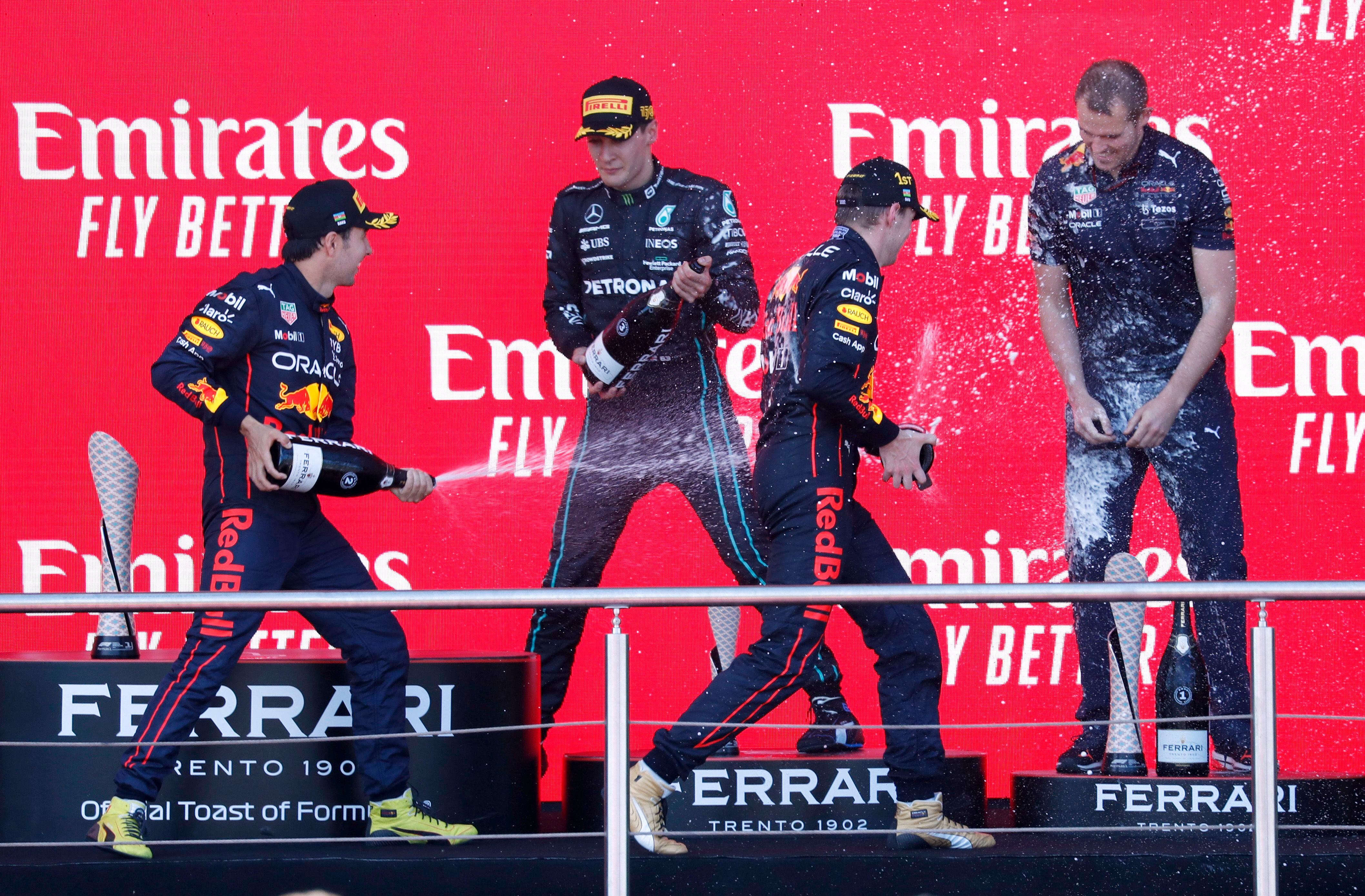 El festejo en el podio de Max Verstappen, Sergio Pérez y George Russell (REUTERS/Murad Sezer)