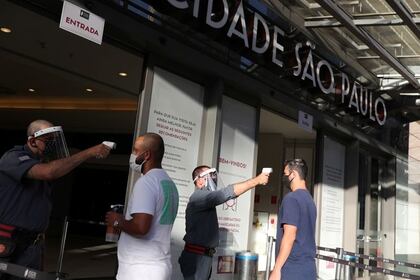 Centros comerciales de San Pablo y Río de Janeiro reabrieron este jueves con medidas de seguridad sanitaria (REUTERS/Amanda Perobelli)