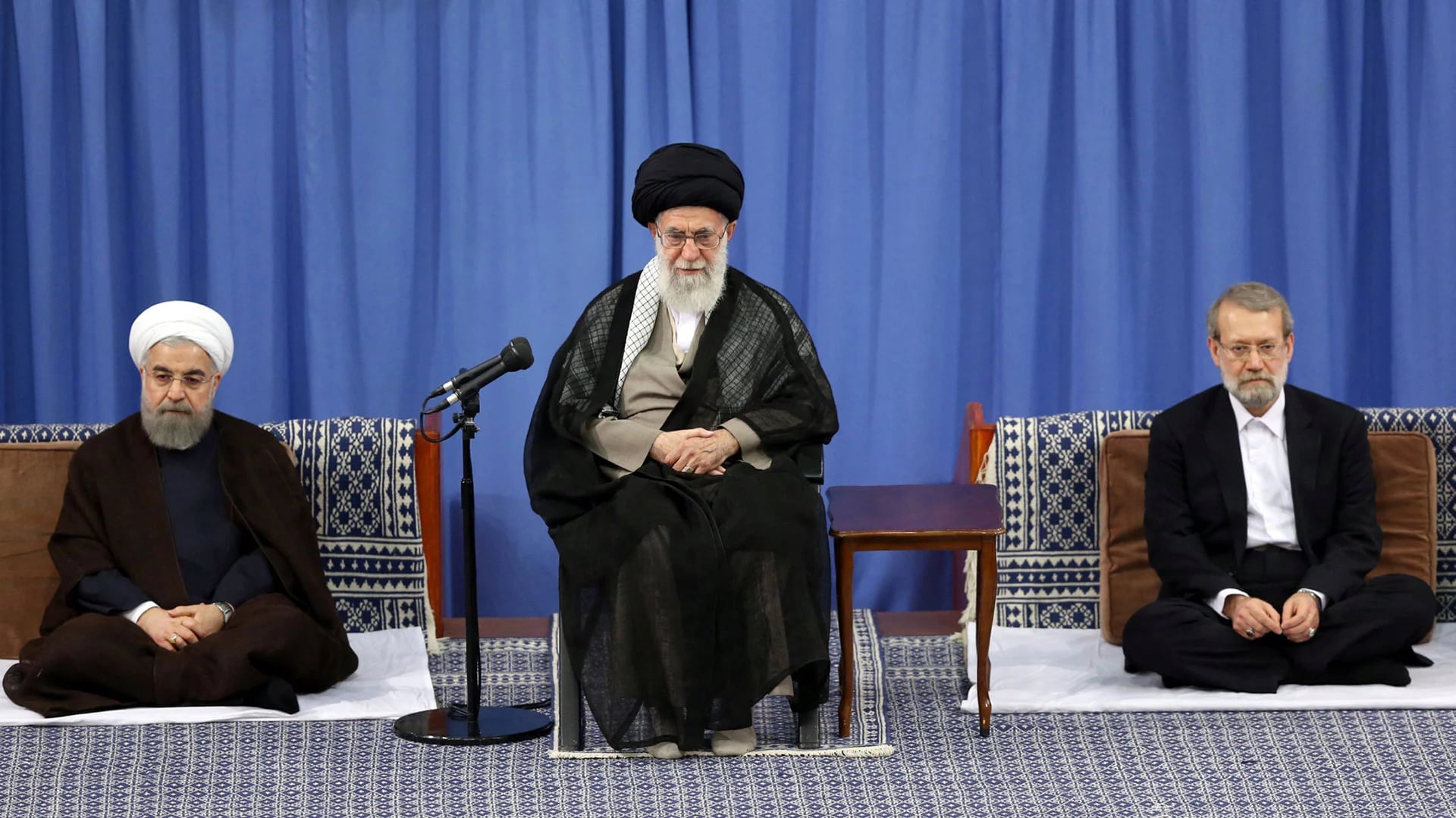La sombra del ayatollah: Ali Khamenei preside una reunión escoltado por el mandatario Hasan Rohani y el presidente del Parlamento, Ali Larijani (Reuters)