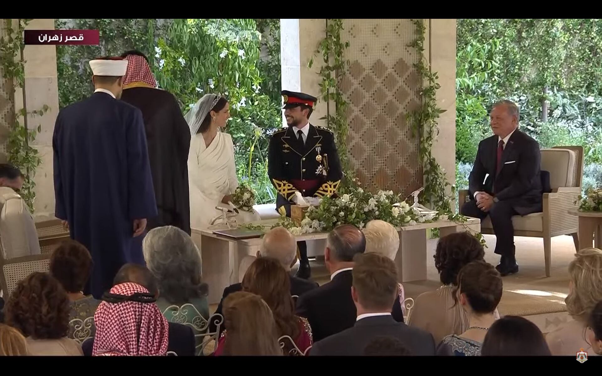 Hussein de Jordania y Rajwa al Saif, junto al rey Abdalá en su boda. (YouTube)