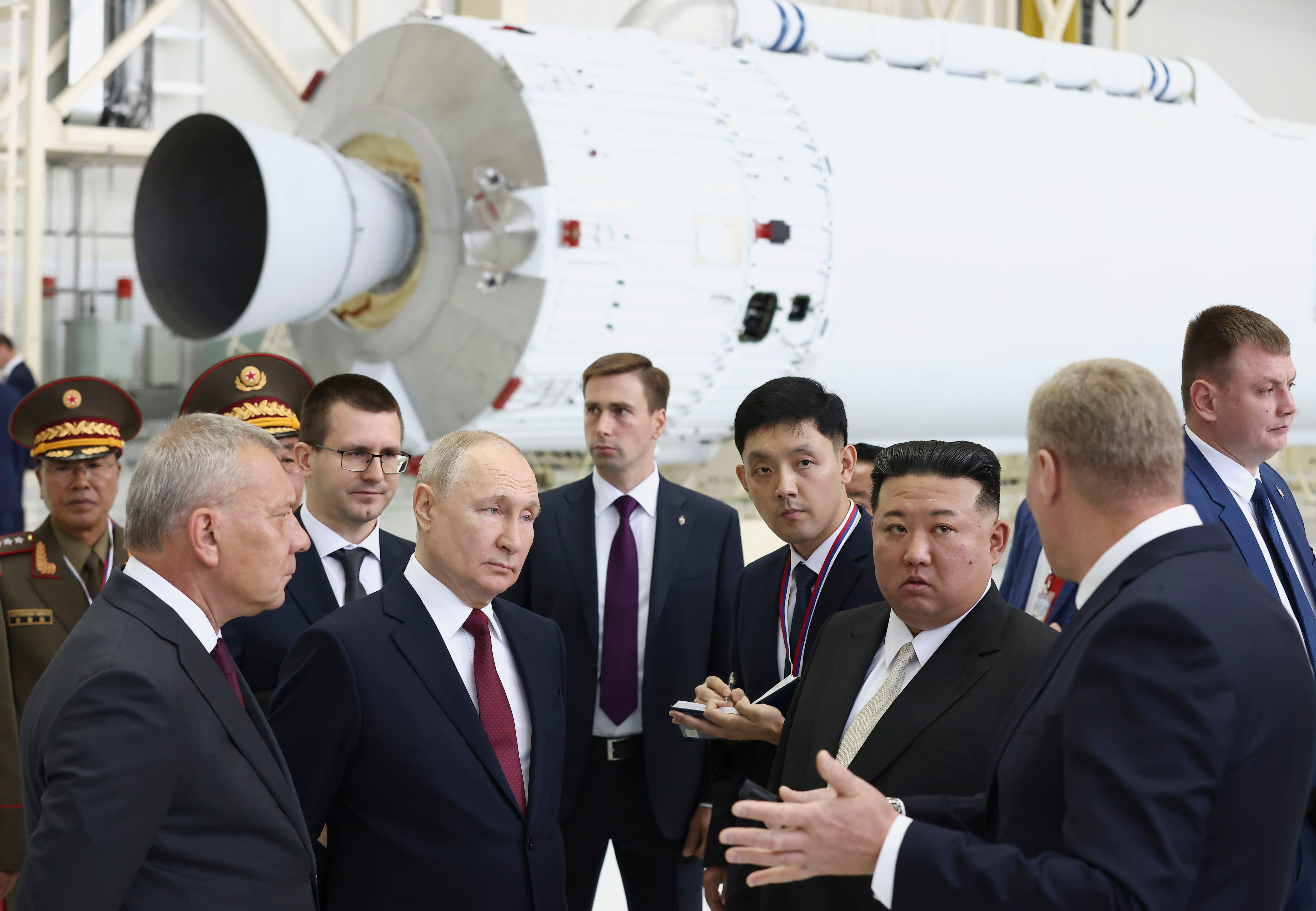 Putin y Kim Jong-un examinaron un hangar de montaje de cohetes durante su encuentro en el cosmódromo de Vostochny (AP)