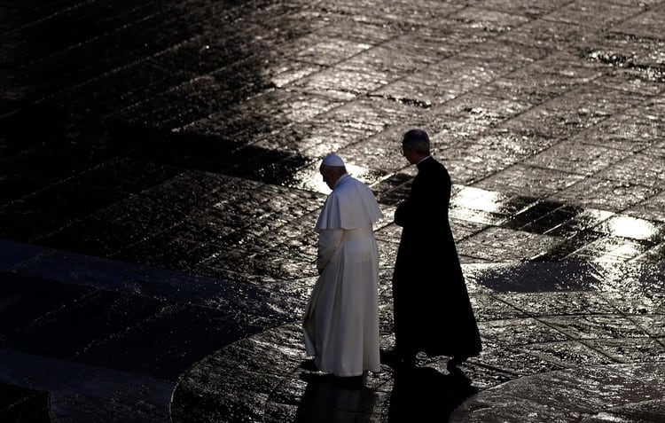 El papa Francisco camina por la calle San Pedro durante la ceremionia 